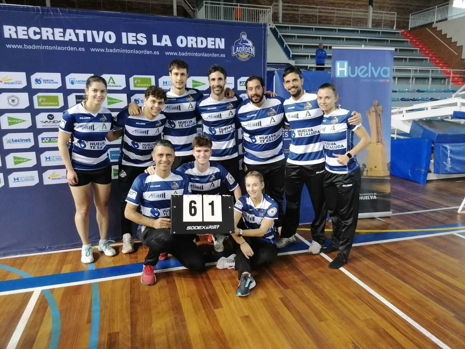 El conjunto onubense festeja su tercera victoria consecutiva.