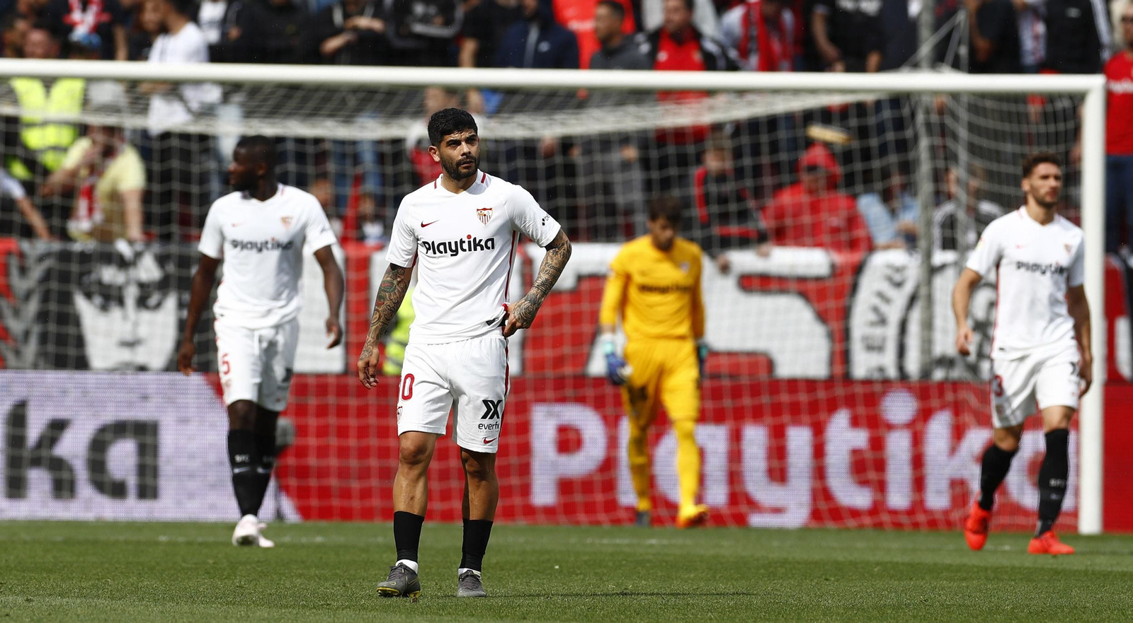 Banega, autor del penalti, cabizbajo tras encajar el gol.