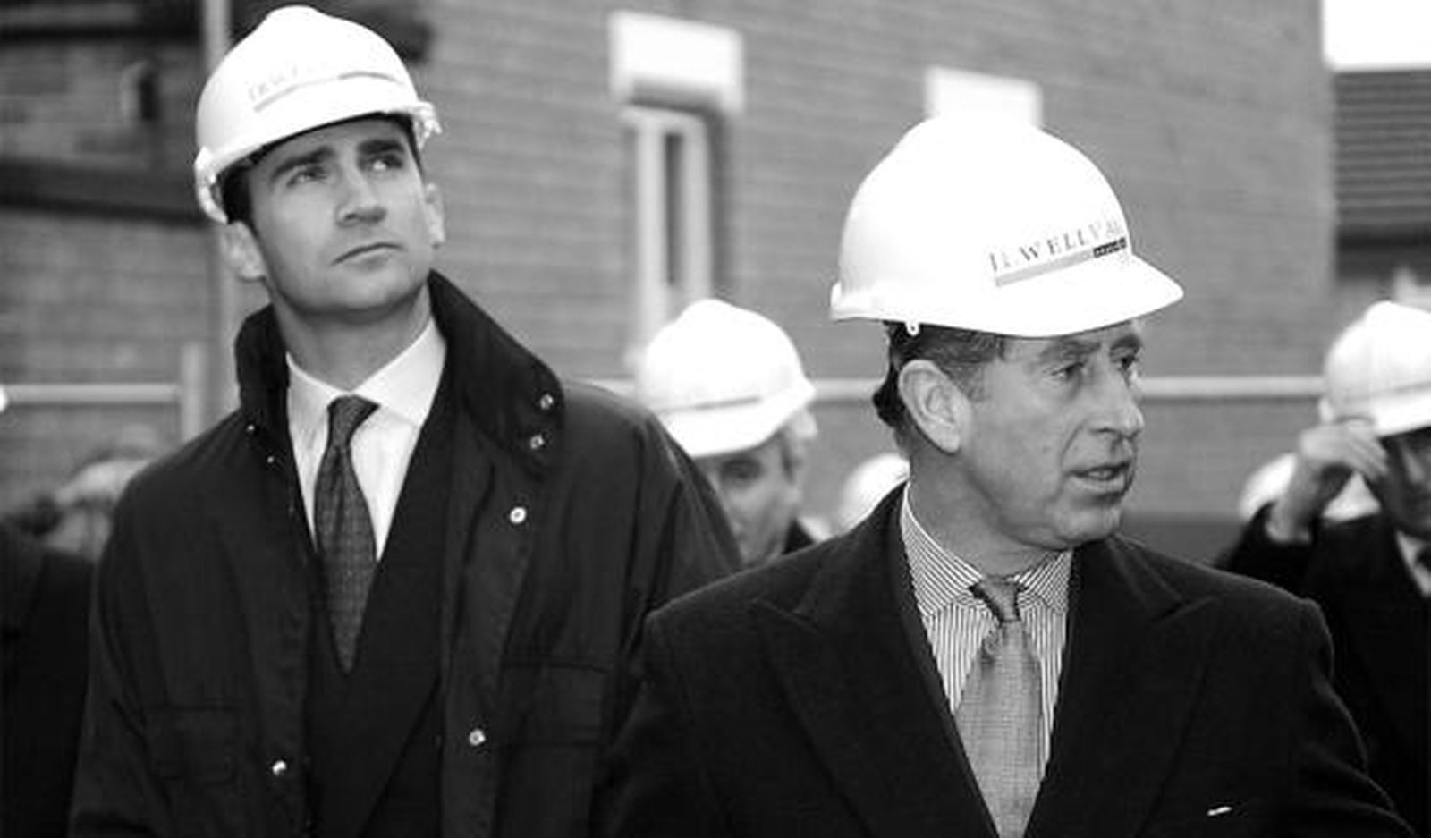 Don Felipe visitó junto al príncipe de Gales un proyecto de redesarrollo de viviendas en Manchester en el año 2000. / Efe