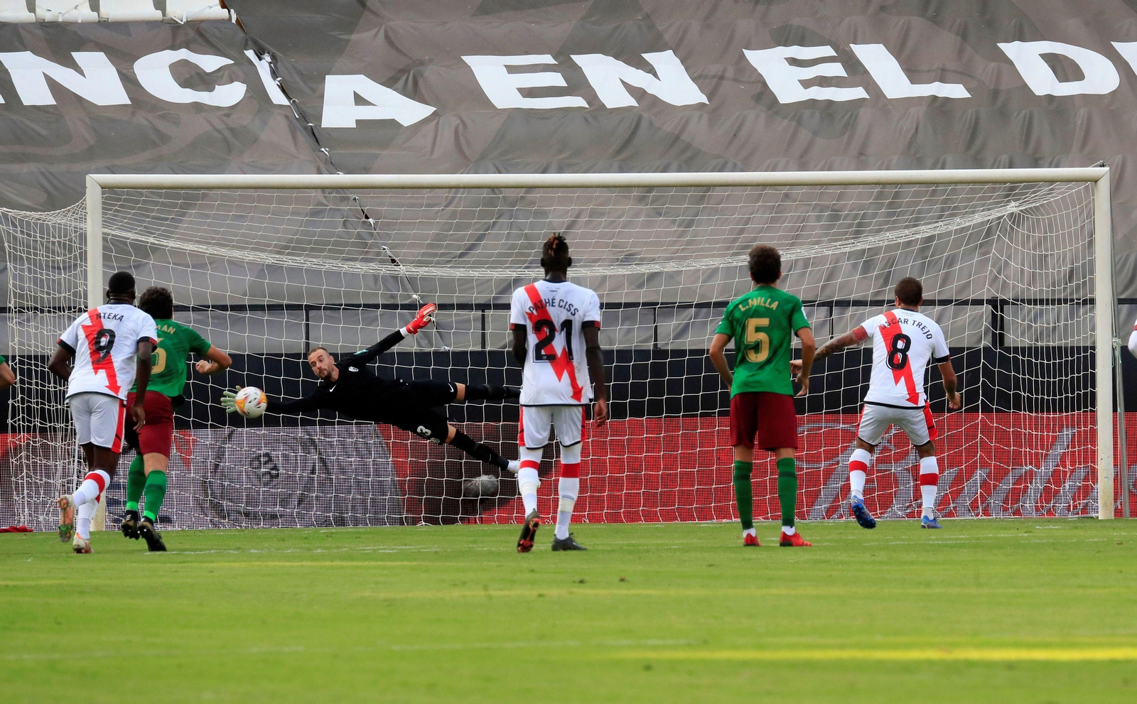 Trejo bate a Aarón desde el punto de penalti.