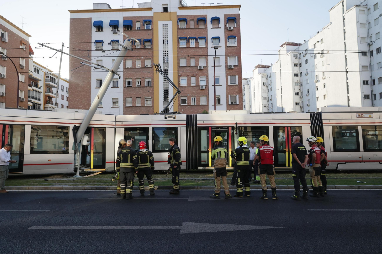 Las fotos del descarrilamiento del tranvía en la avenida de San Francisco Javier de Sevilla