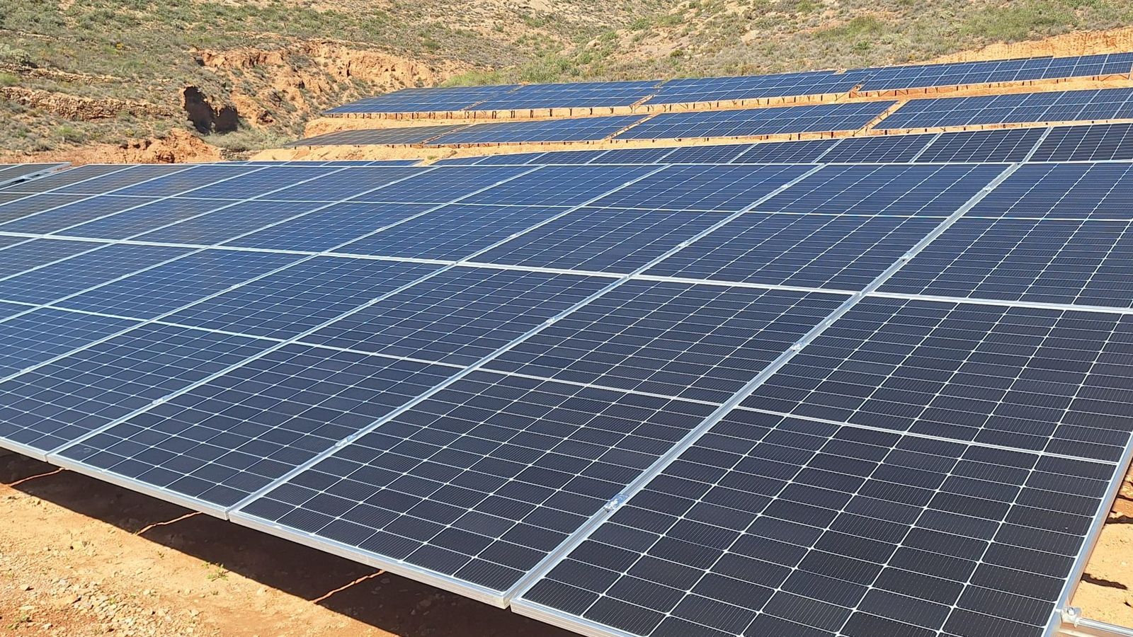 Placas fotovoltaicas ubicadas en suelo rústico en Dalías.