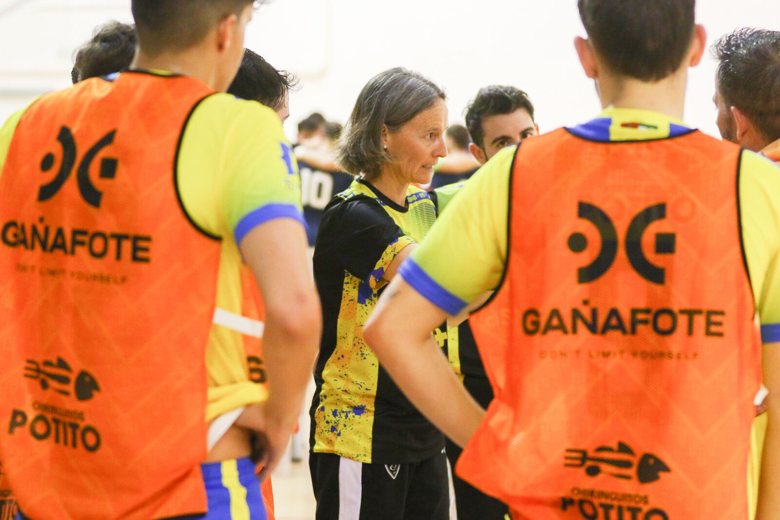 Déborah Fernández se dirige a sus jugadores.