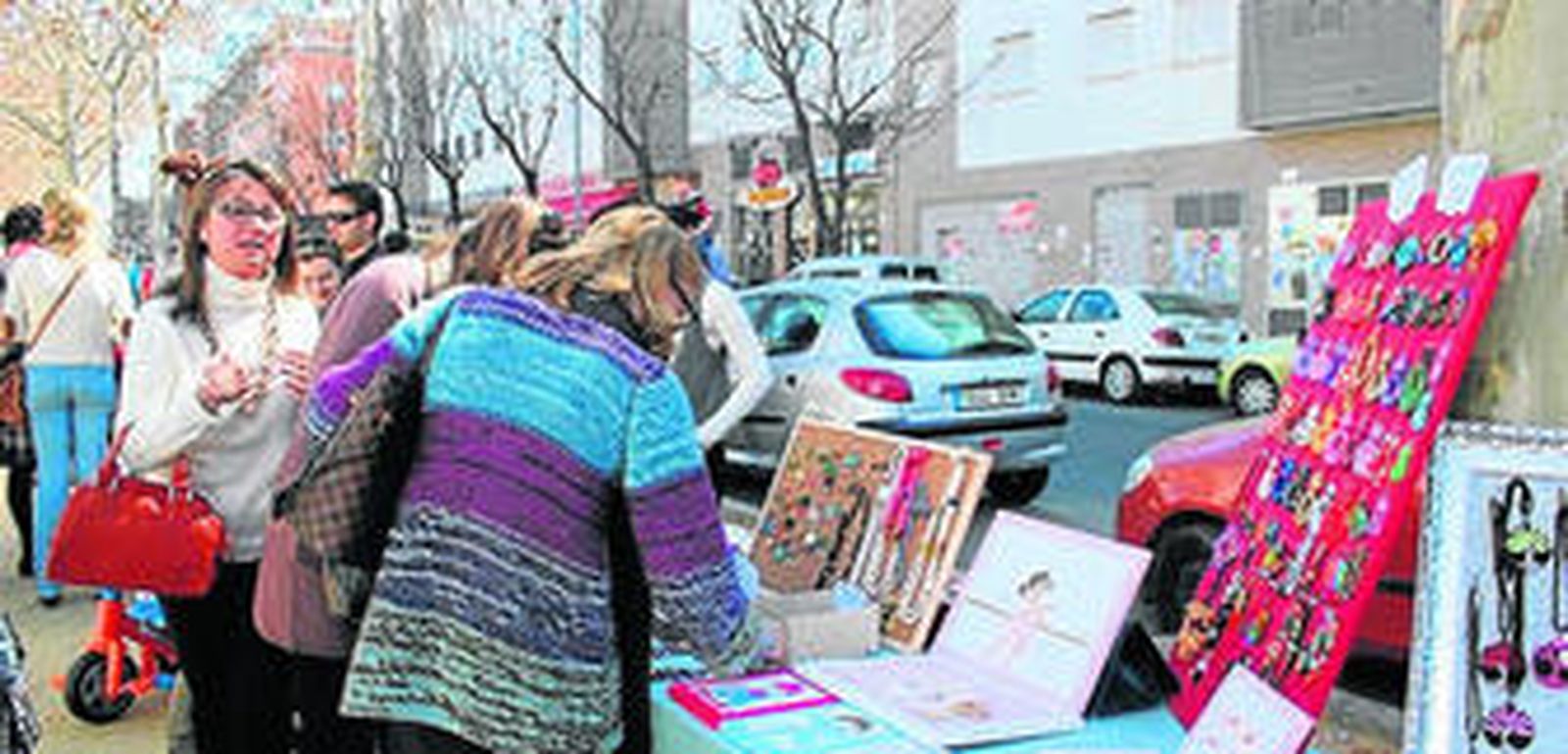 Alrededor de 60 expositores componen el Mercado de Los Bermejales.