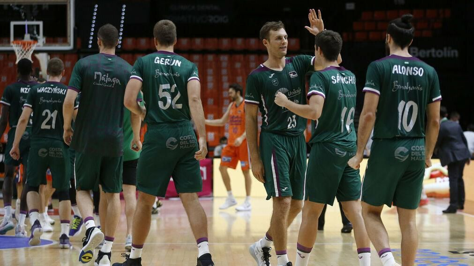 La plantilla del Unicaja se saluda en el último partido disputado en Valencia.