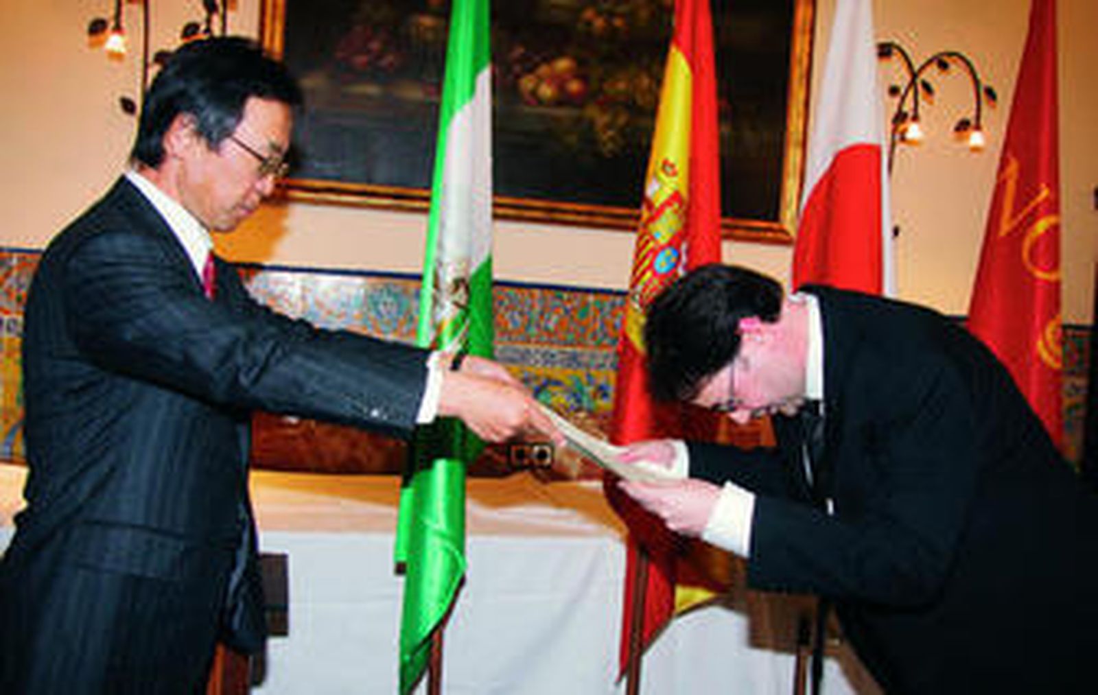 La reverencia de la tradición nipona en la entrega del diploma de nombramiento a Cabeza Lainez como cónsul.
