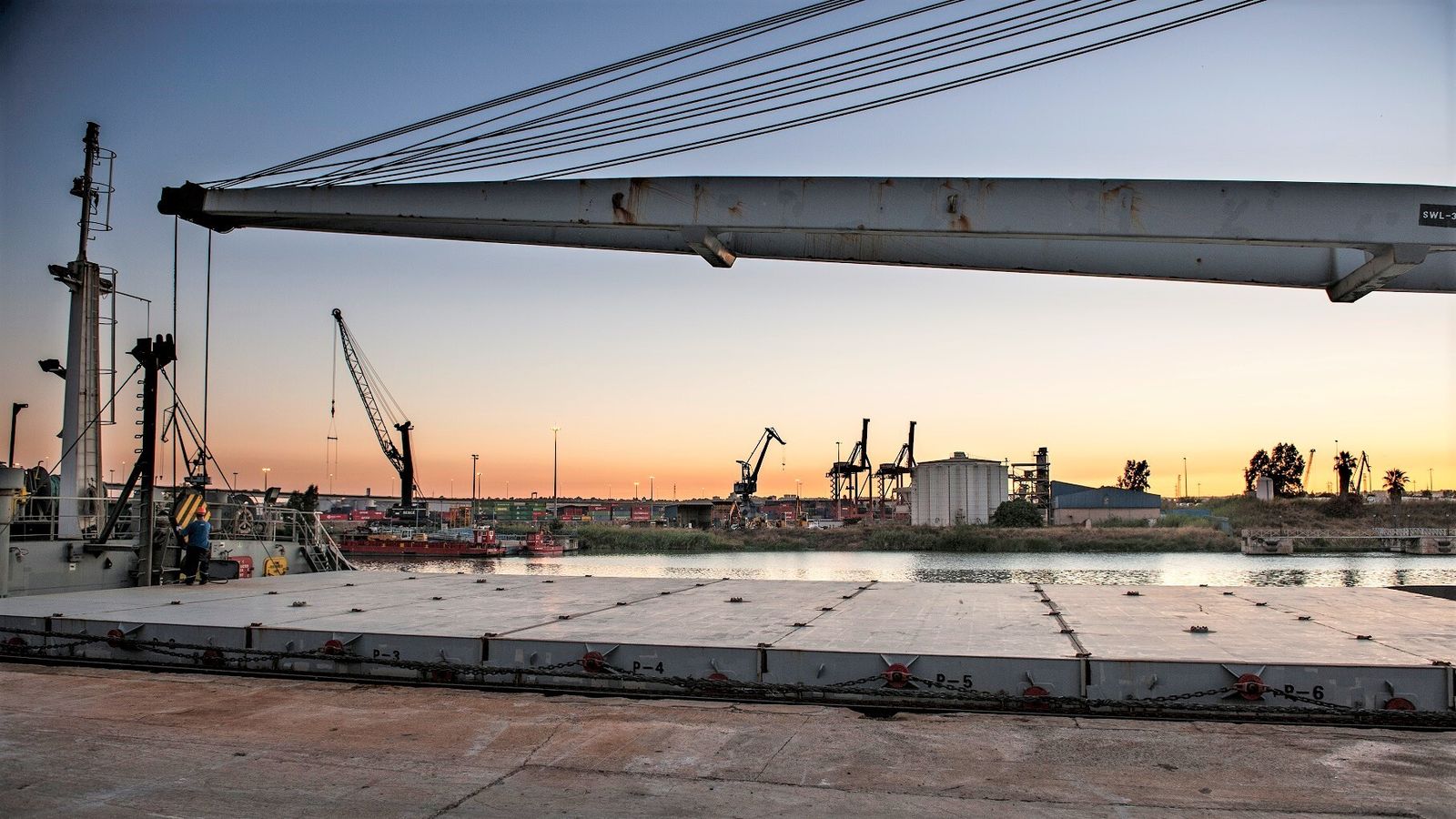 Una vista de los muelles del Puerto de Sevilla.