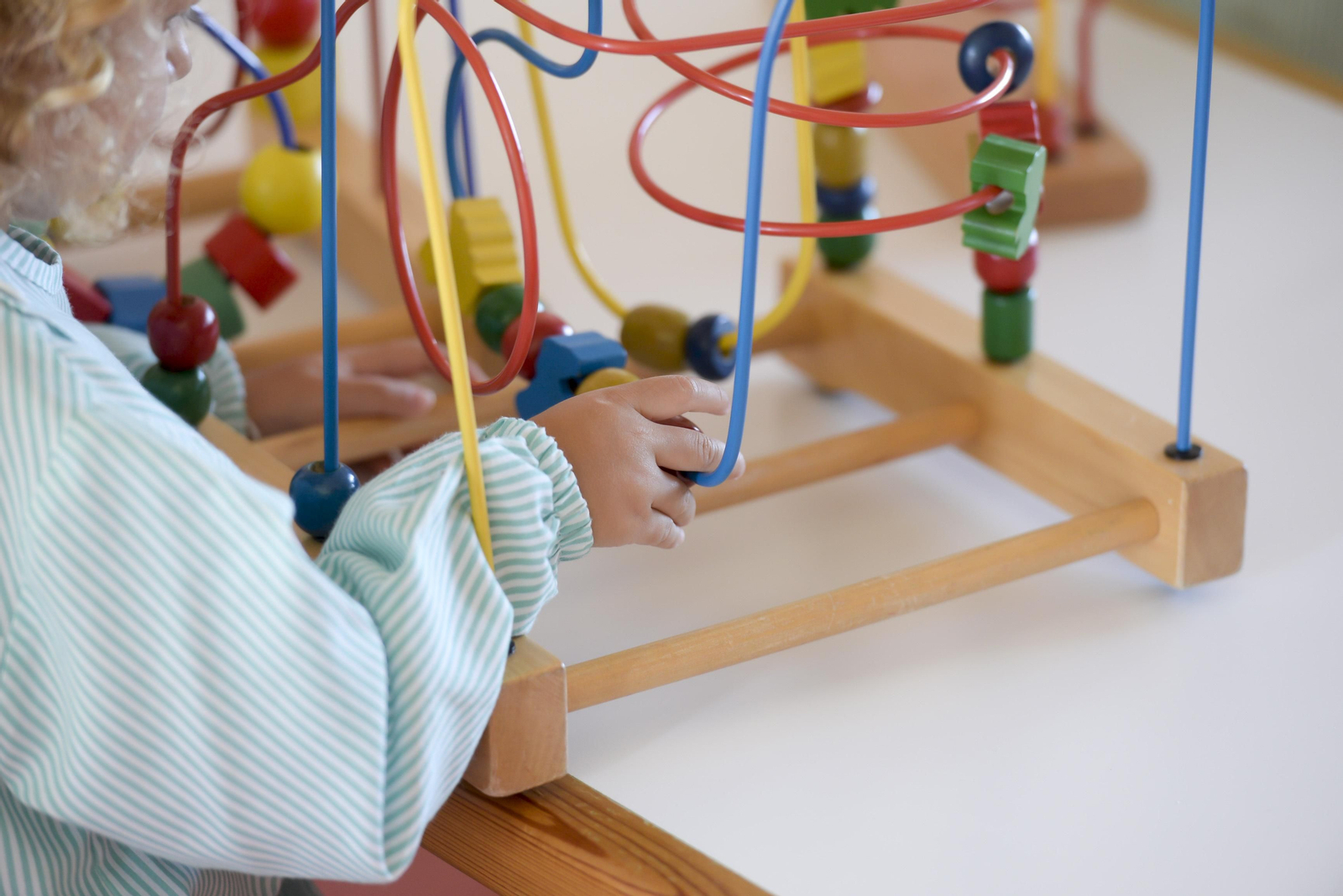 Un pequeño juega en una guardería.