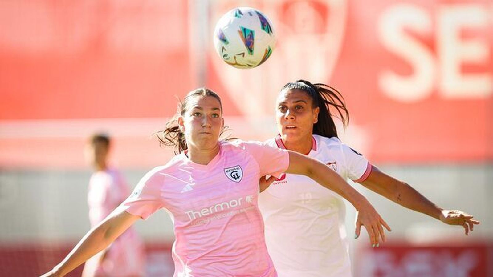 Martín-Prieto pelea un balón con una defensa visitante.