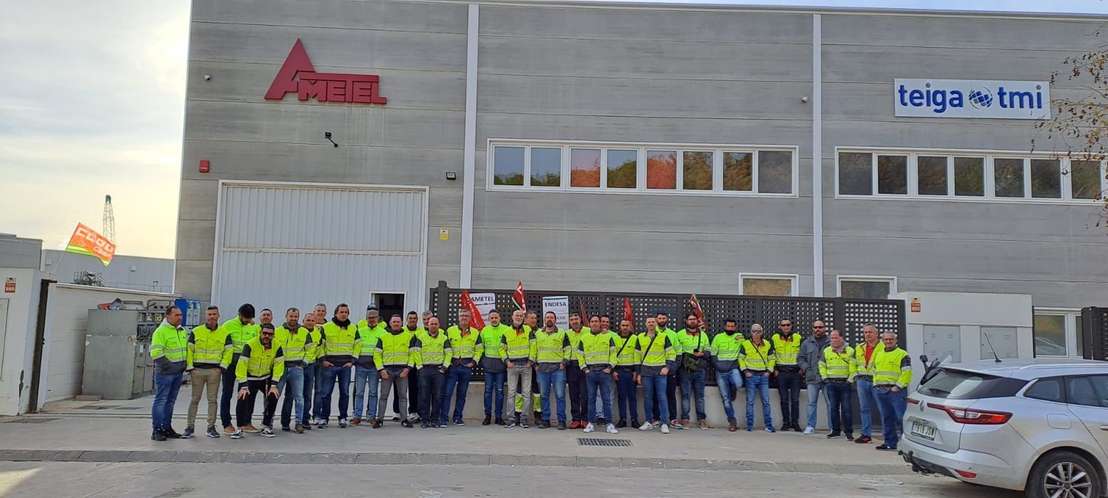 Trabajadores concentrados a las puertas de la sede de Ametel en el Campo de Gibraltar.