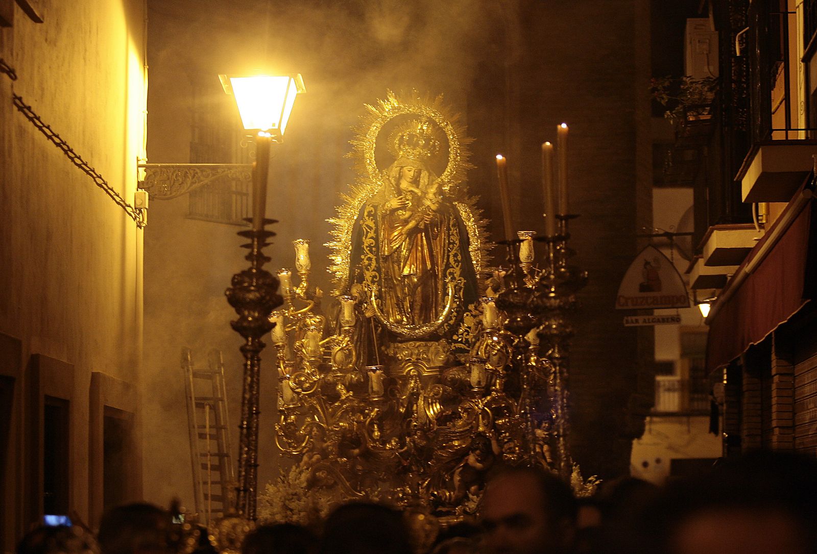 La Reina de Todos los Santos en su procesión de noviembre.