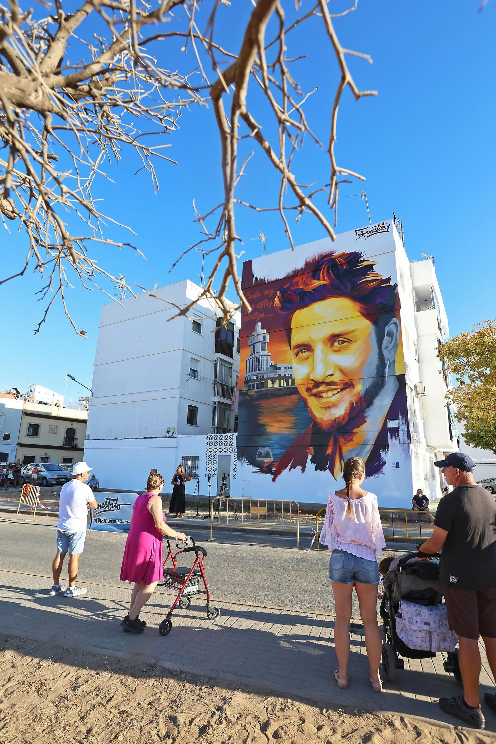 Imágenes de la inauguración del mural homenaje a Manuel Carrasco en Isla Cristina