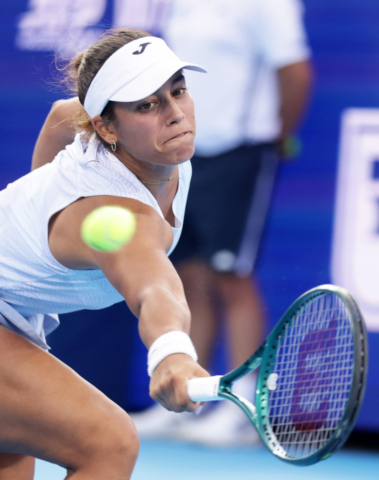 Bouzas intenta llegar a una pelota de Sabalenka. Bouzas intenta llegar a una pelota de Sabalenka.