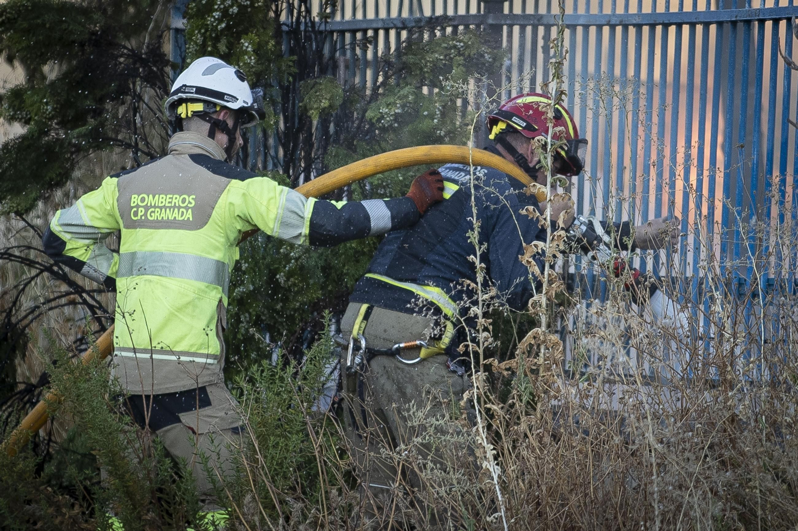 Los Bomberos de Granada trabajan en la extinción de un incendio en el Polígono Asegra: las imágenes