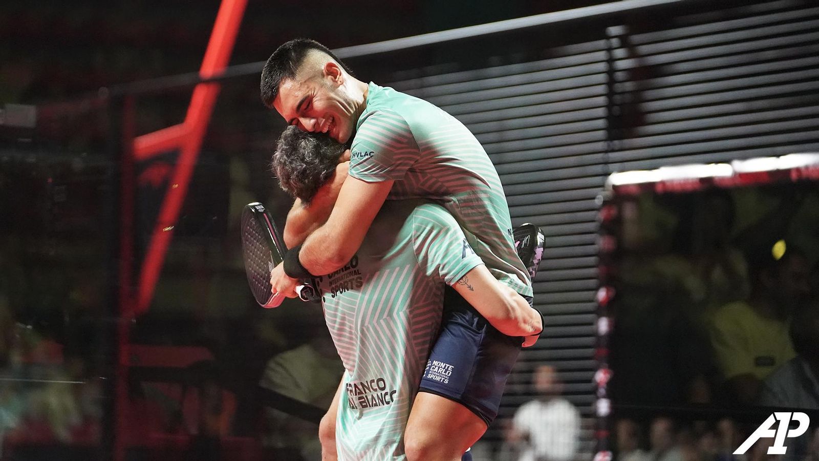 Maximiliano Arce y Franco Dal Bianco se abrazan tras ganar su semifinal.