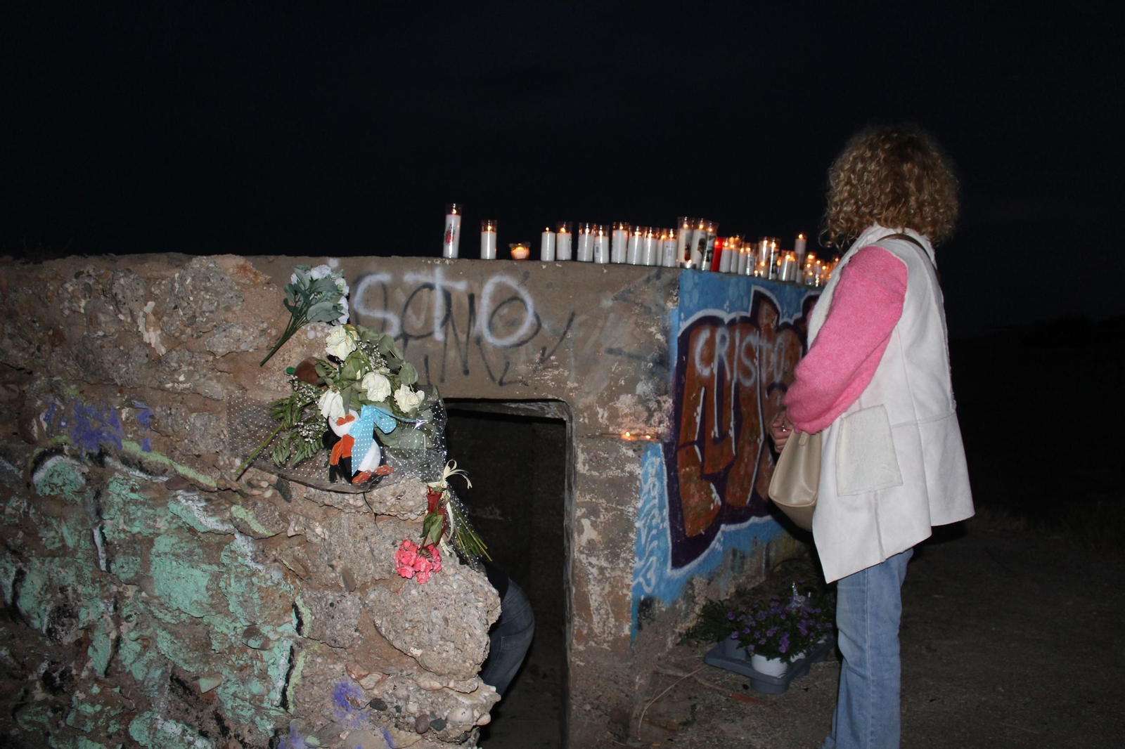Garrucha rinde homenaje a Lucca con velas y flores en el lugar dnde apareció su cadáver