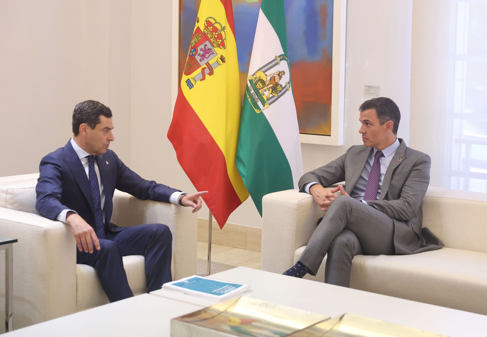 El presidente del Gobierno, Pedro Sánchez (d), y el presidente de la Junta de Andalucía, Juanma Moreno Bonilla (i), durante una reunión en el Palacio de La Moncloa.