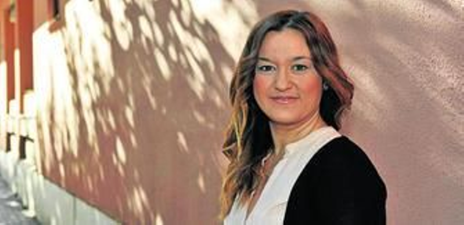 Verónica Pérez posa en una calle de la capital antes de iniciar la entrevista.