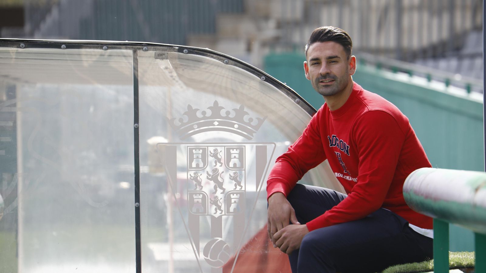 Kike Márquez posa junto al banquillo del Córdoba CF.