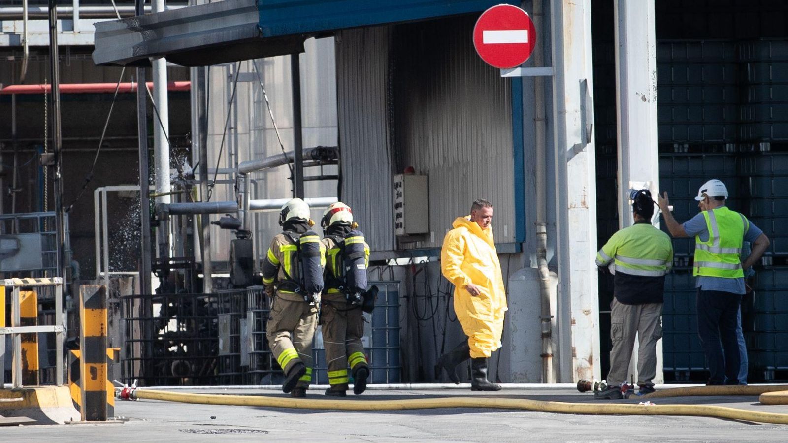Operarios de Bomberos trabajando en el interior de la fábrica