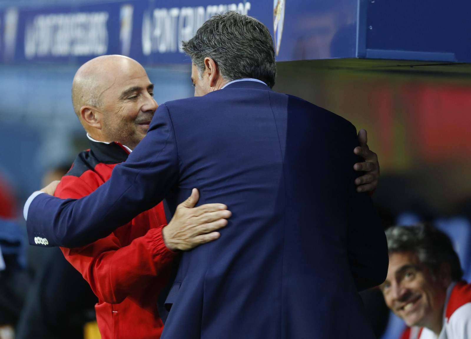 Sampaoli y Míchel se saludan antes del inicio del encuentro en La Rosaleda.