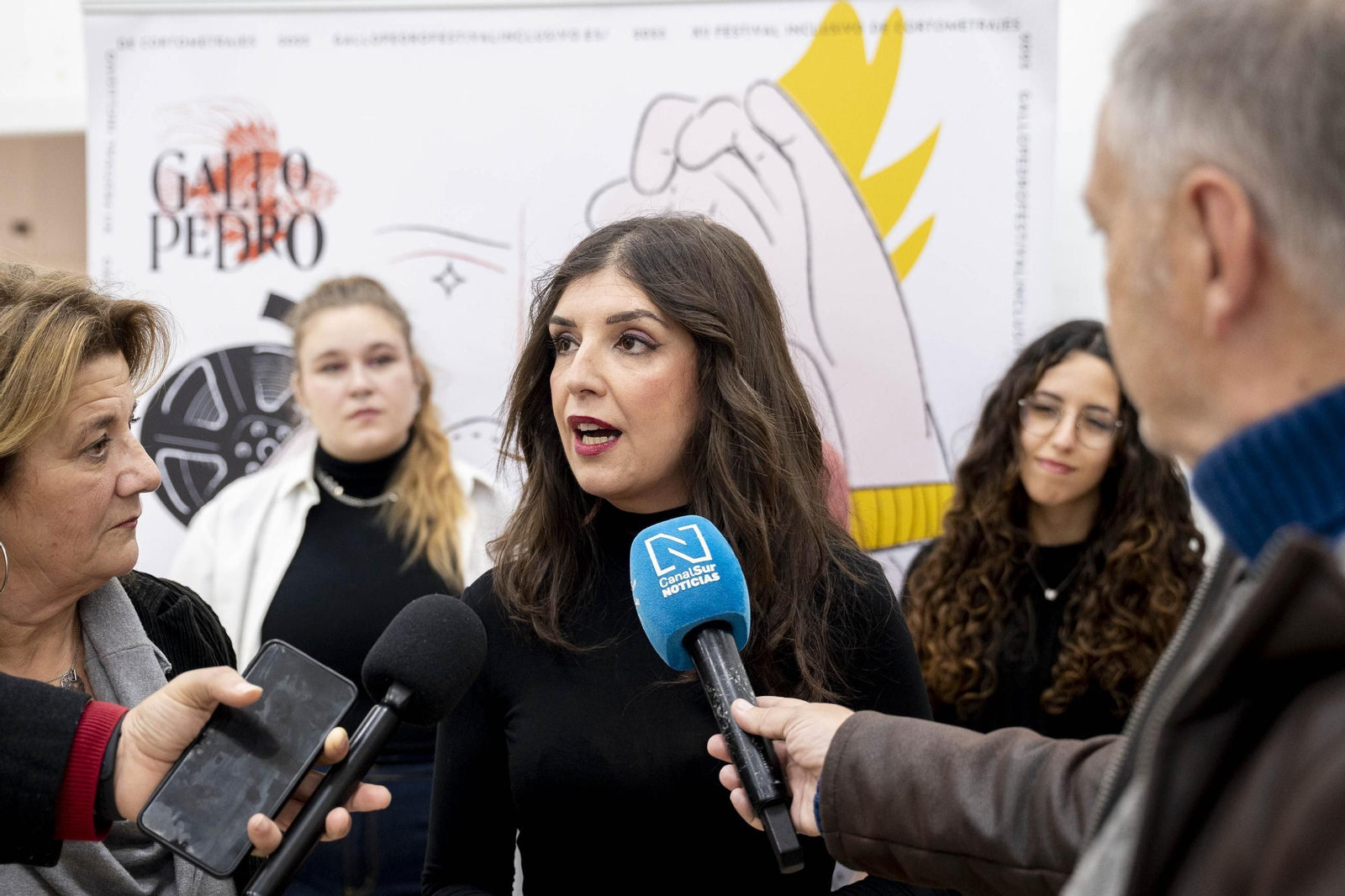 Las imágenes de la exposición "Carteles para un Gallo Pedro"