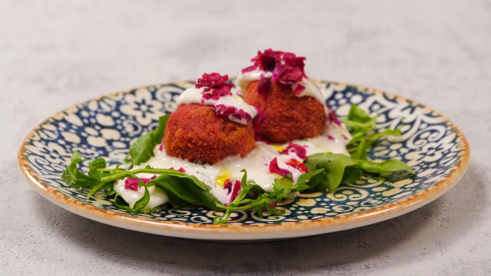 Uno de los imperdibles, el falafel de remolacha.