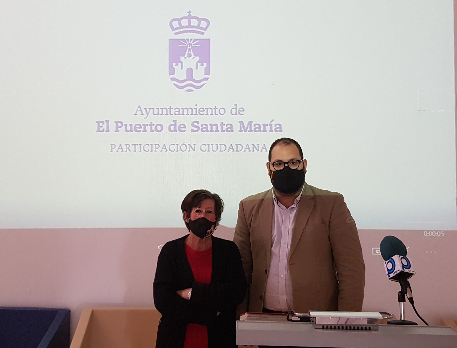 El concejal Javier Bello, junto a la presidenta de la Flave, Milagros Muñoz.
