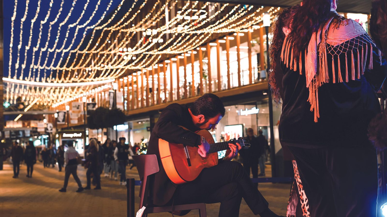 Torre Sevilla se decora con música y luces