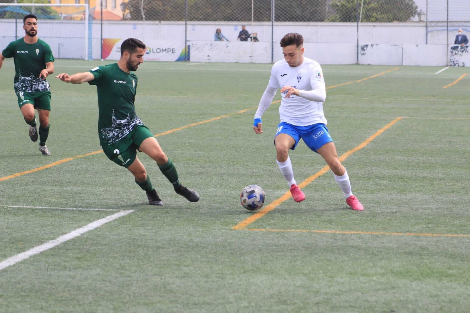 El delantero del Castilleja Cascajo encara a Núñez (Córdoba B)