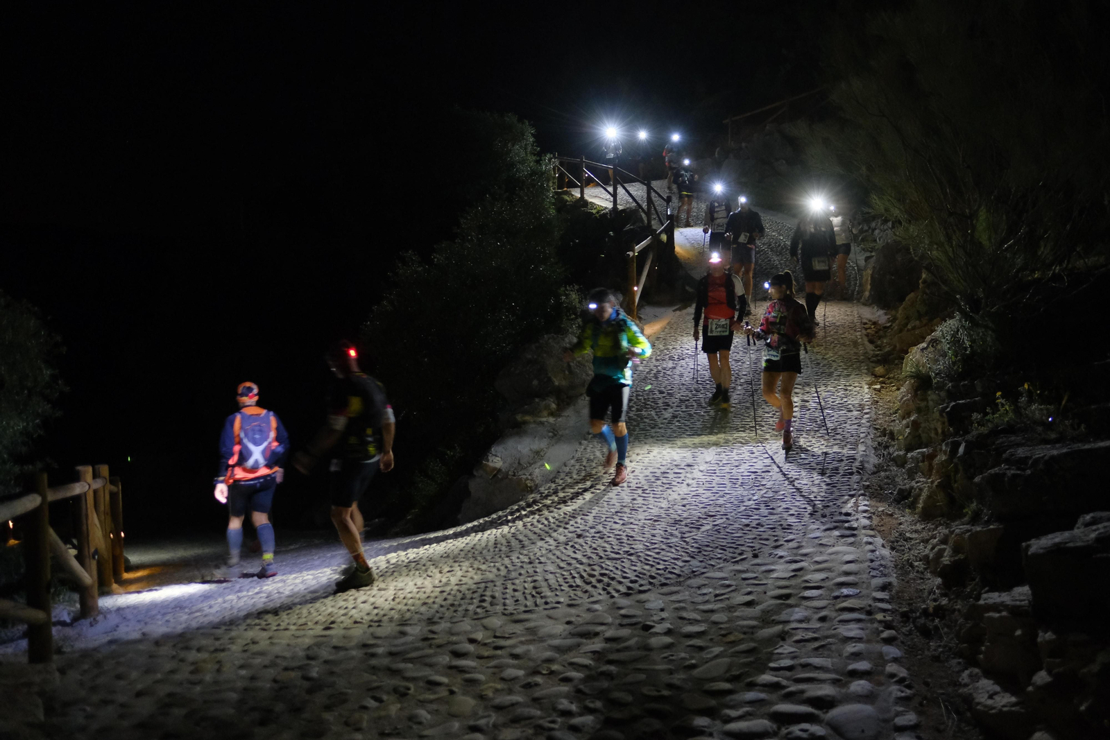 Corredores bajando desde la famosa ermita de Montejaque. Corredores bajando desde la famosa ermita de Montejaque.