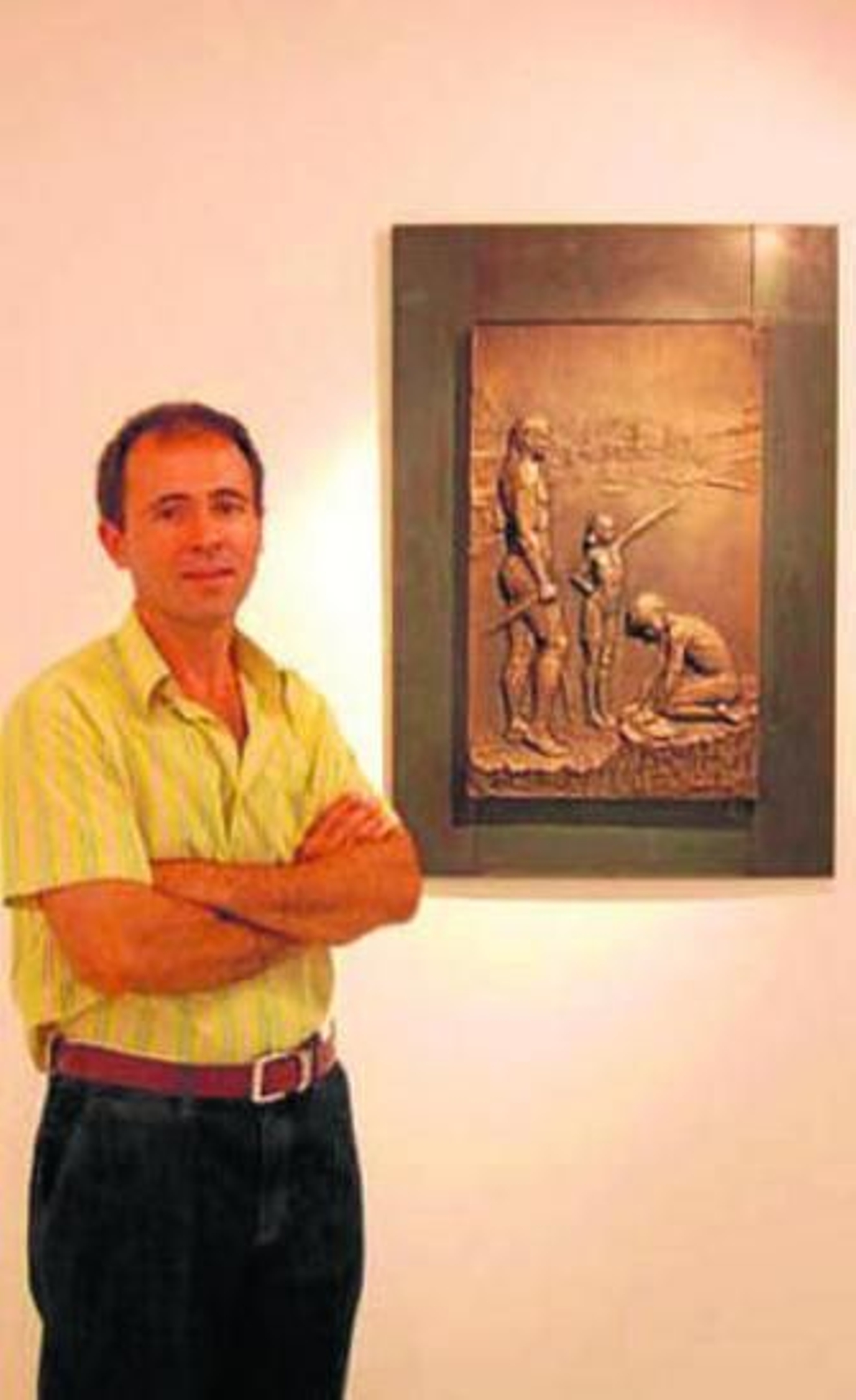 El artista Jesús Aguilera, junto a una de sus obras.