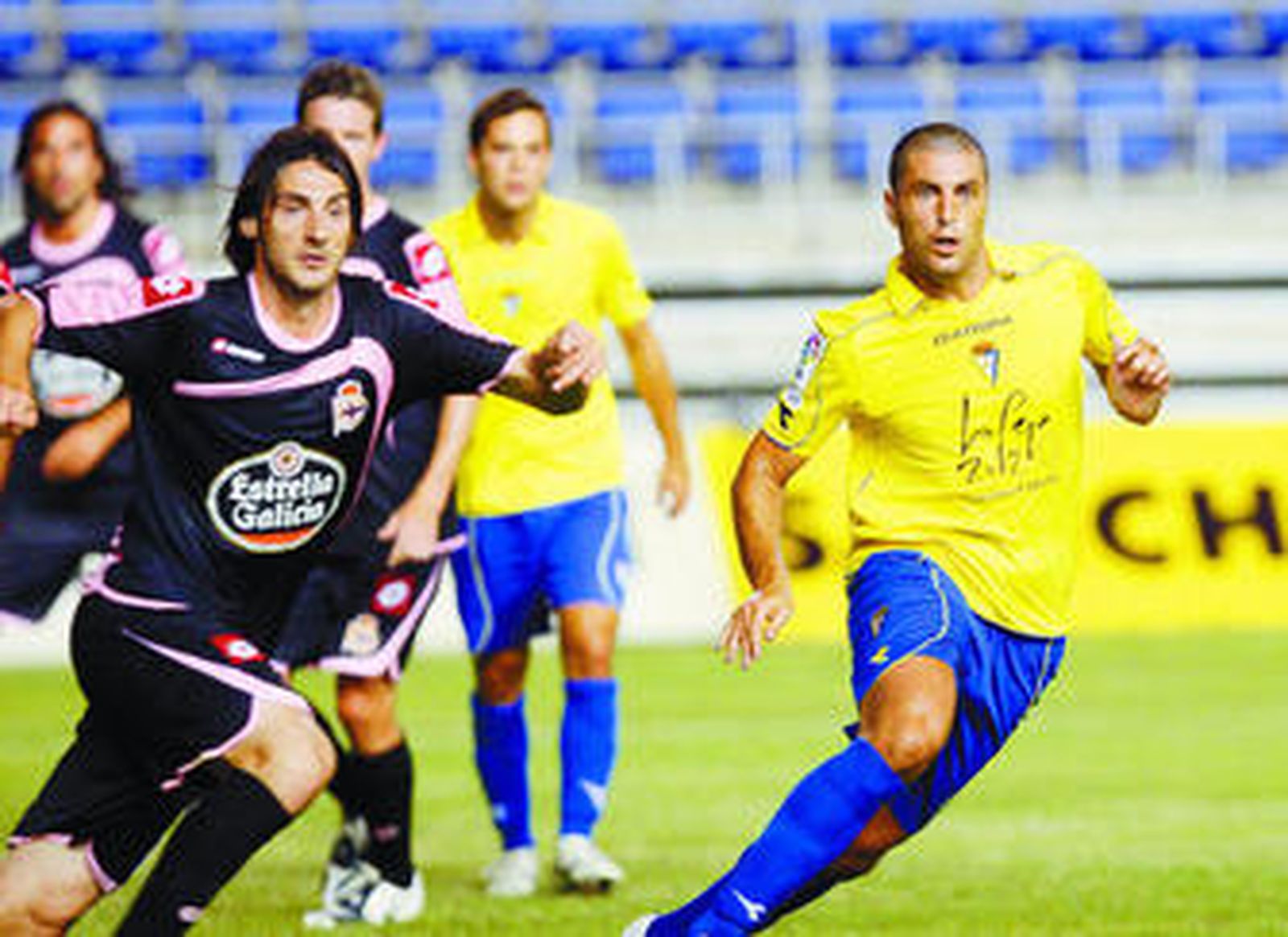 Diego Tristán, merodeando por el área del Deportivo durante la primera semifinal del Trofeo Carranza.