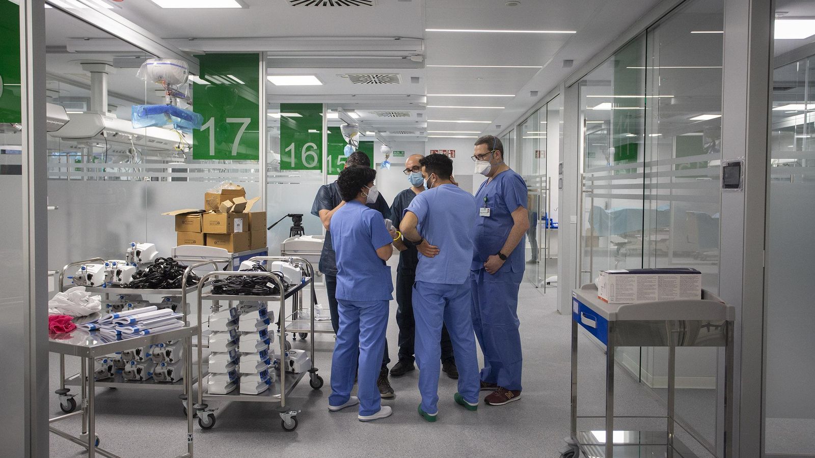 Las imágenes de la visita al interior del Hospital Militar de Sevilla