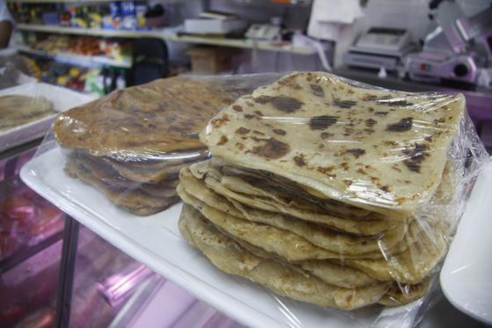 Alimentos de la tienda y carnicería Halal Hamid en Sevilla.

Foto: Belén Vargas