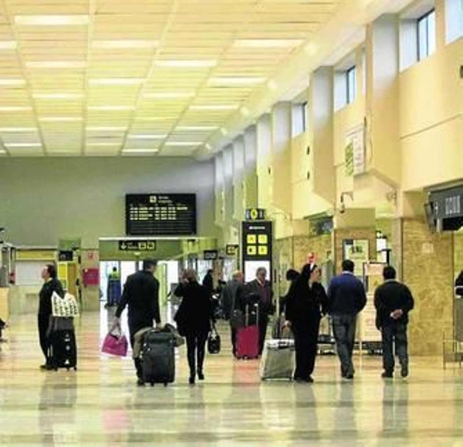 Viajeros en el aeropuerto de Granada. Viajeros en el aeropuerto de Granada.