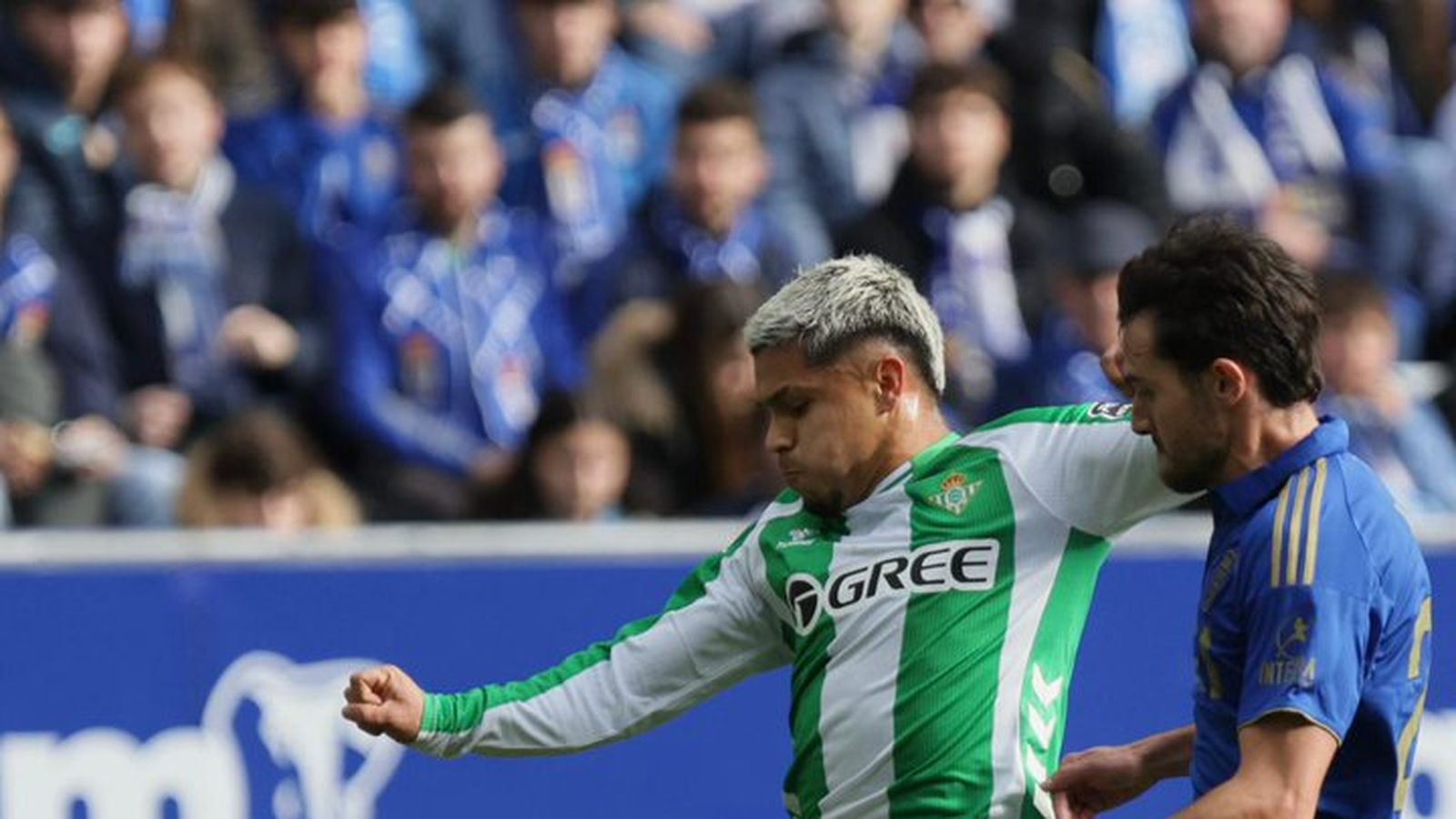 Cucho Hernández dispara en el primer balón que estrelló en el poste.