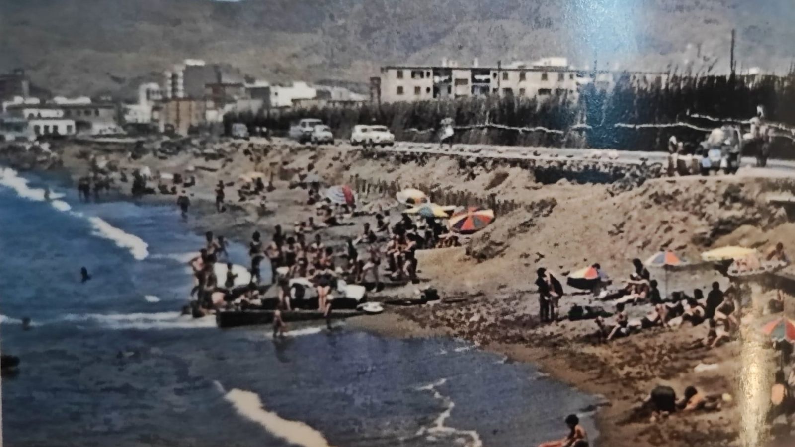 Bañistas en los años 60 en ‘Agua Caliente’ frente a la Térmica.