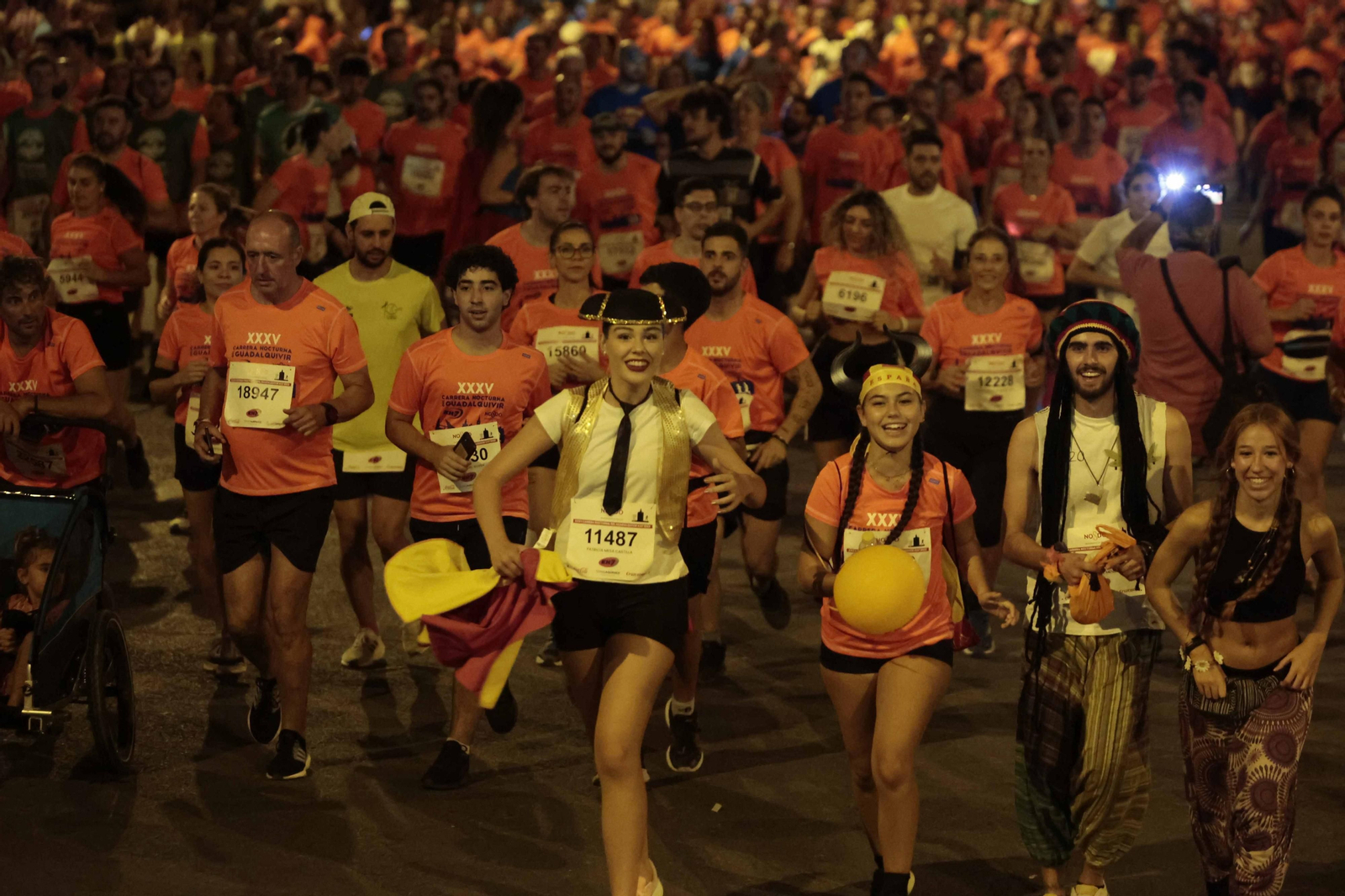 Búscate en las fotos de la Carrera Nocturna (III)