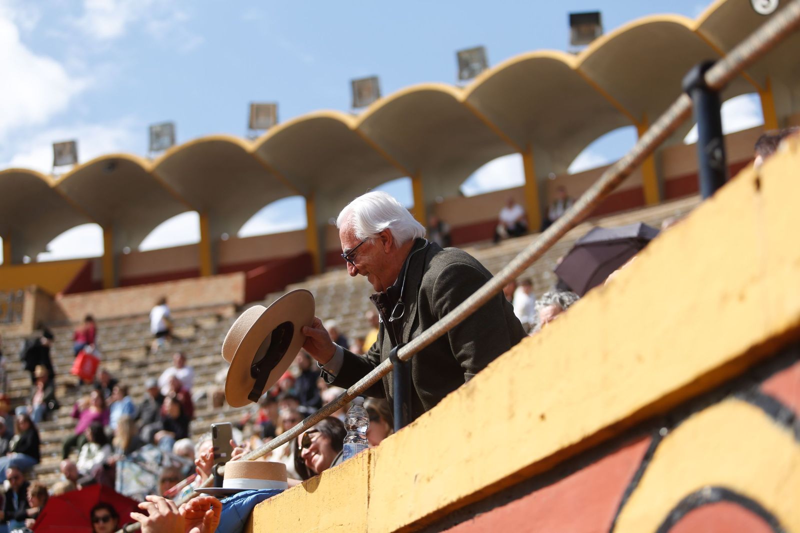 La clase magistral solidaria de Miguelete en la plaza de toros de Las Palomas de Algeciras, en imágenes