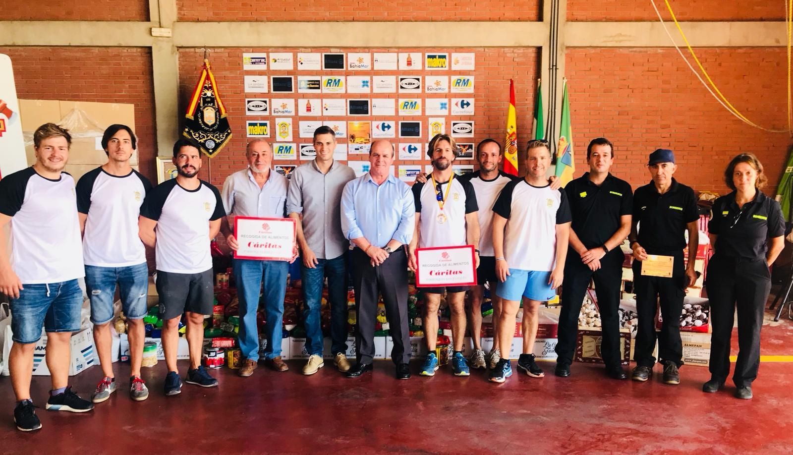 Participantes, galardonados y autoridades en la prueba Desafío Vertical, celebrada ayer en el parque de Bomberos.