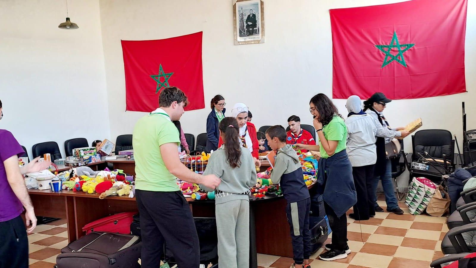 Los niños guardaron cola para conseguir el material donado.