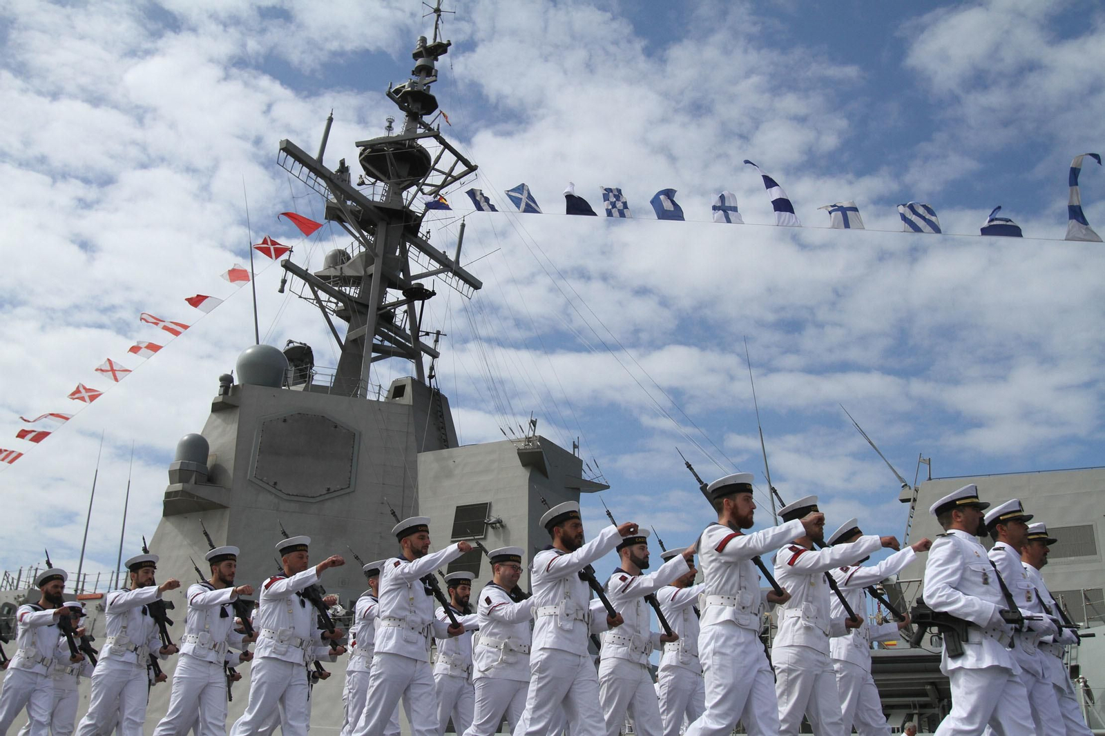 Entrega de la bandera de combate a la fragata Cristobal Colón