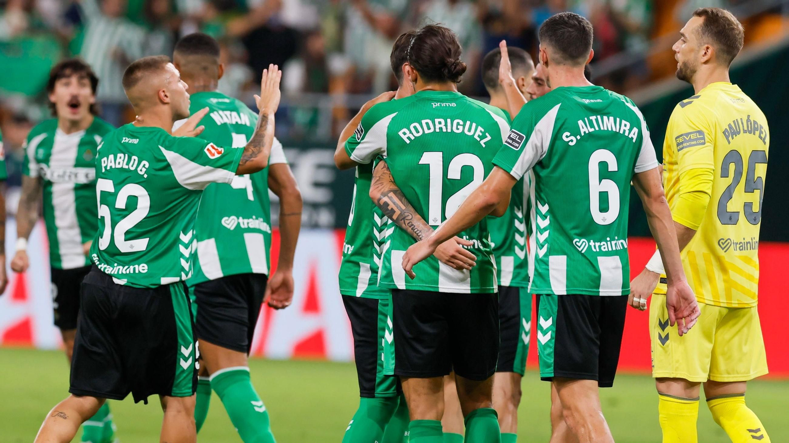 Los jugadores del Betis celebran la victoria ante el Alavés al final del partido