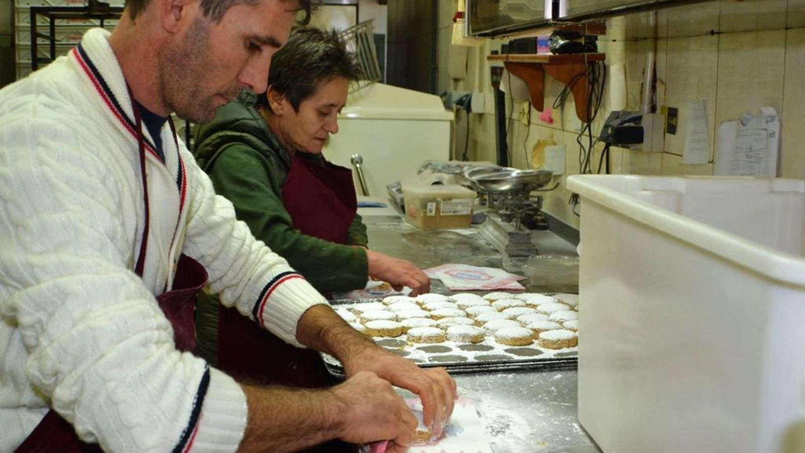 Juan y María Trinidad realizan los mantecados y los envuelven. / Diego Martín