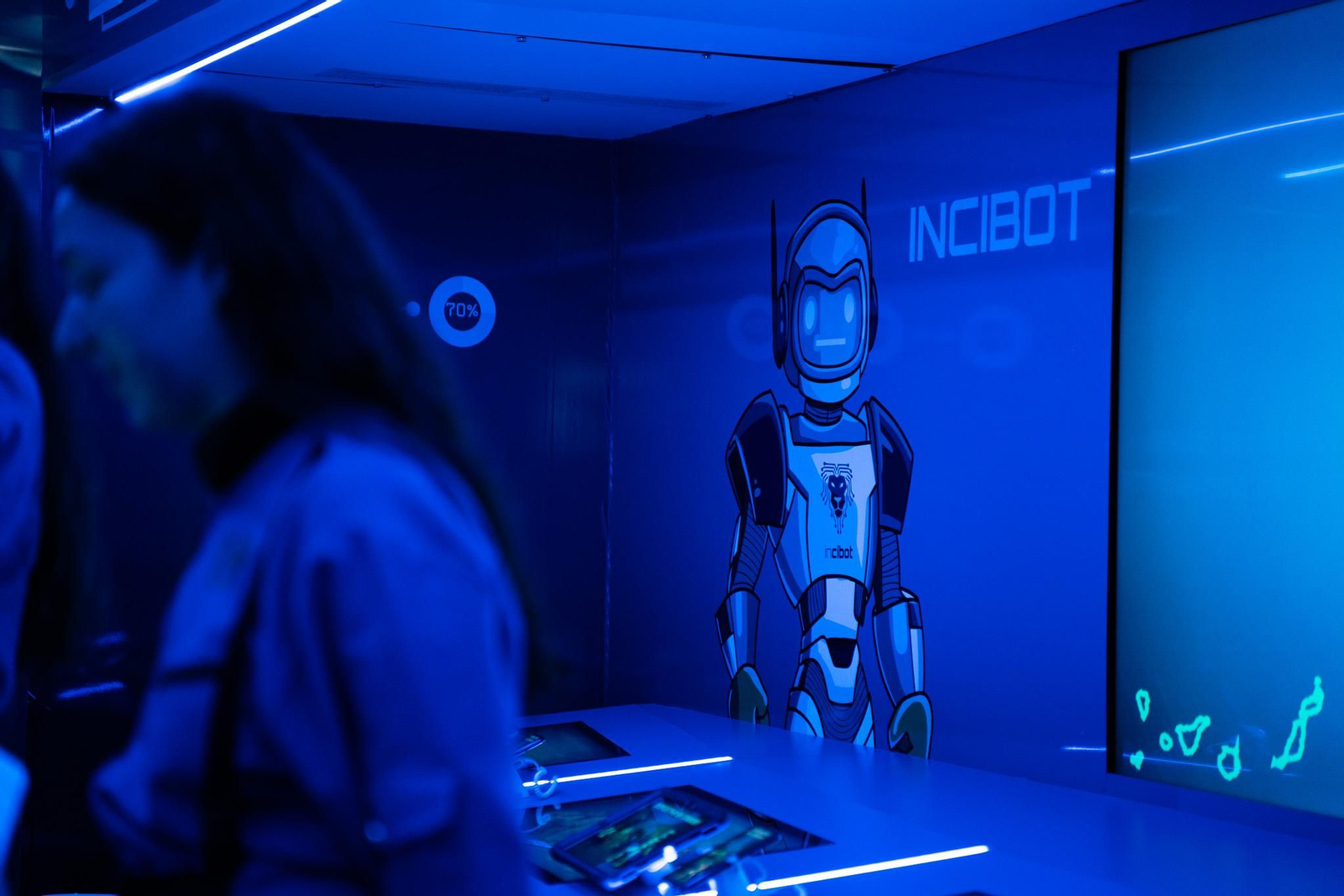 Imágenes de la inauguración del Roadshow Experiencia Incibe en la plaza 12 de Octubre