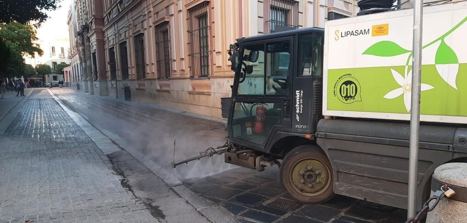 Una máquina de lavado intensivo de pavimentos con agua a presión en la Plaza del Museo.