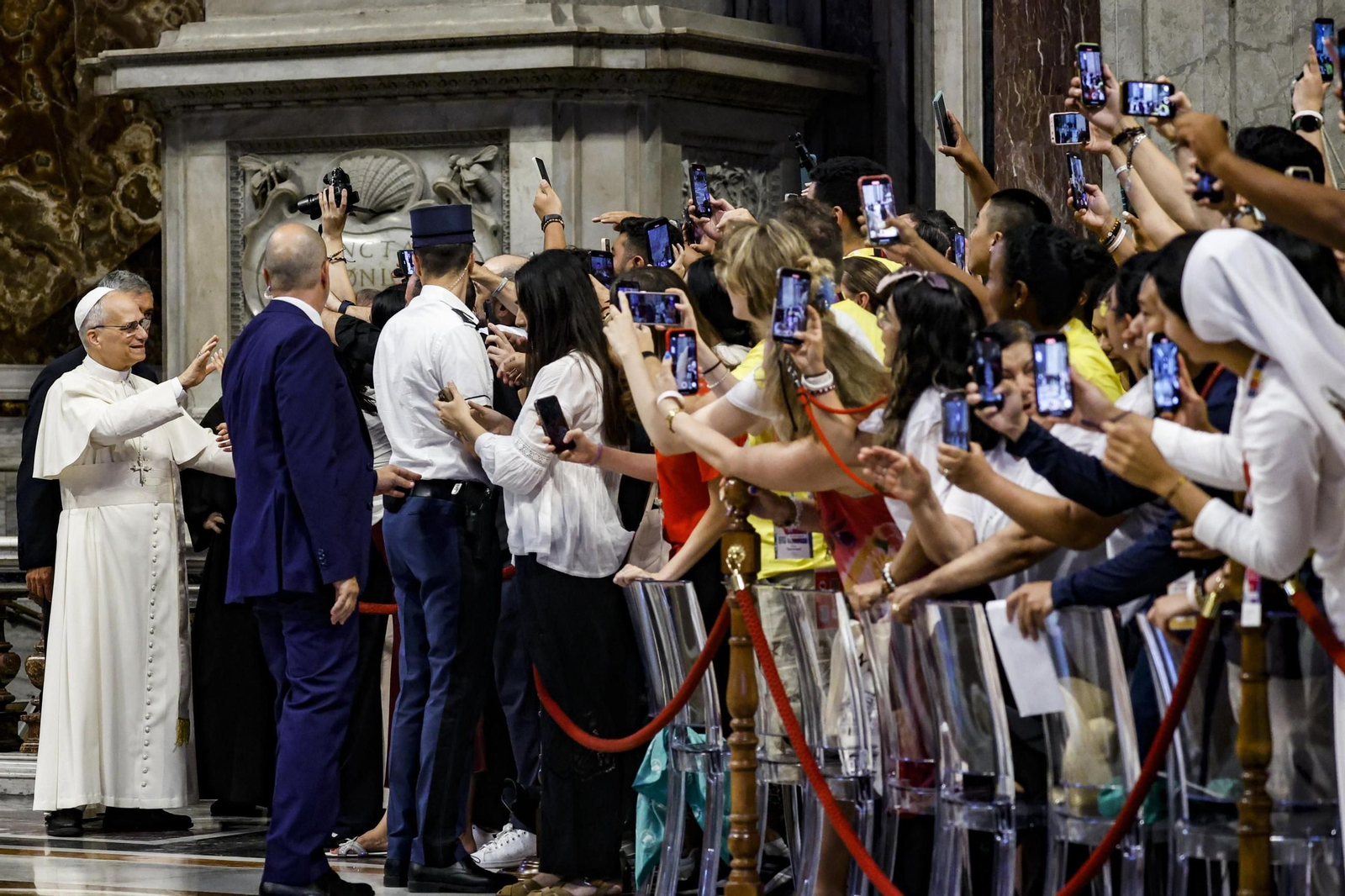 El Papa León XIV saluda a los fieles al final de la misa celebrada por el cardenal Luis Antonio Tagle en la Basílica de San Pedro con motivo del Jubileo de la Juventud en la Ciudad del Vaticano