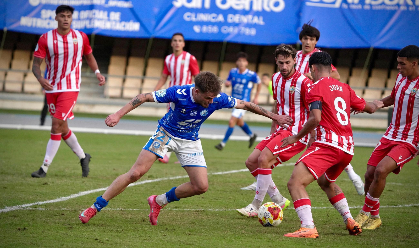 Varios jugadores del conjunto rojiblanco disputan un balón para cortar una acometida de los azulinos.