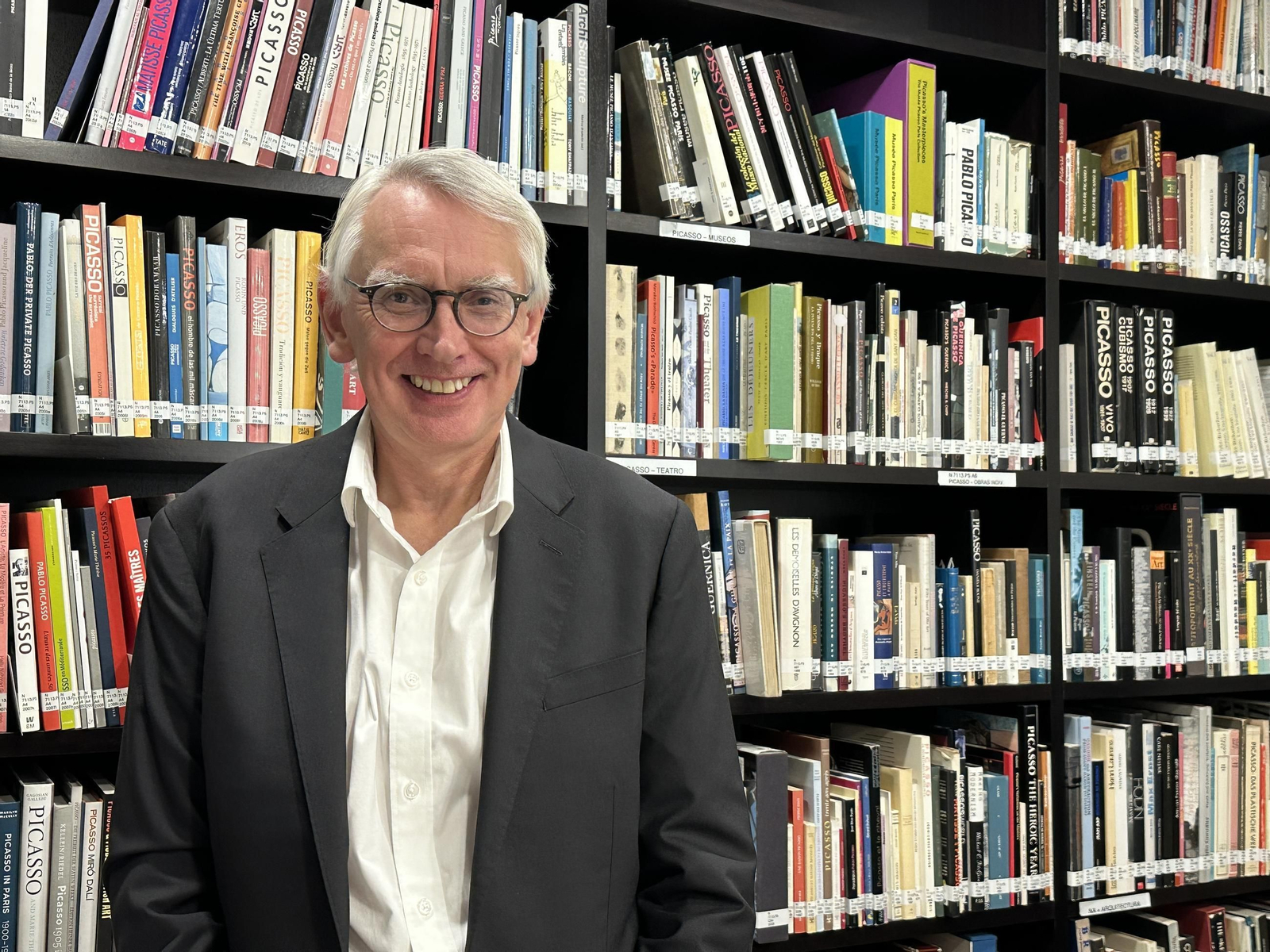 Neil Cox, en la biblioteca del Museo Picasso Málaga.